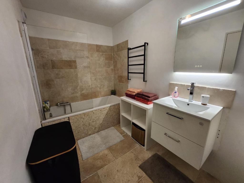 Koupelna v ubytování Le Pradet Cosy Beach Apartment, proximité plage à pied