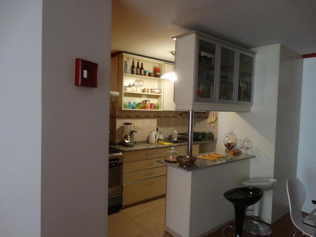una pequeña cocina con nevera blanca y armarios en Apartamento Baykus en Córdoba