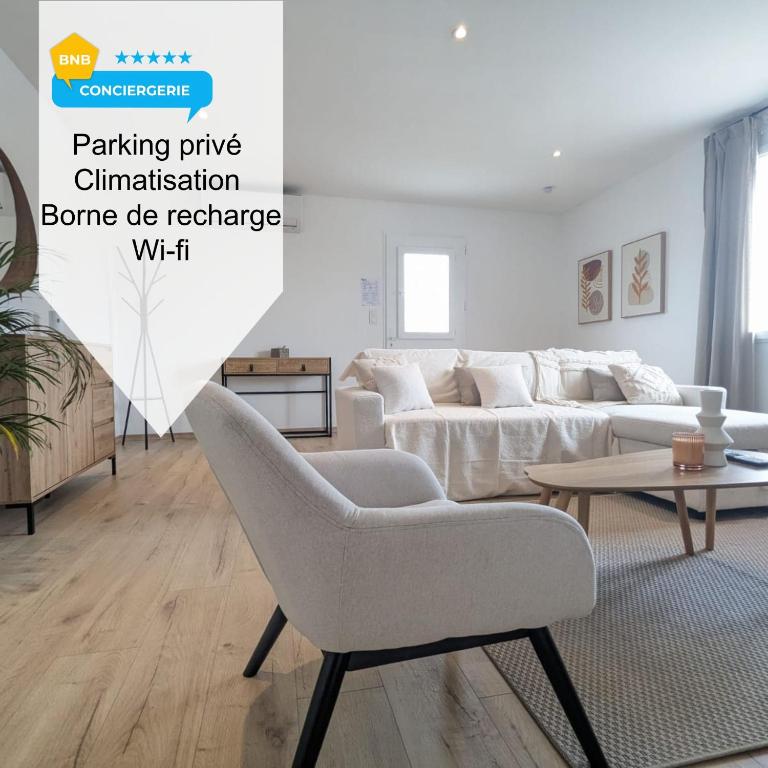 un salon avec un canapé et une table dans l'établissement L'élégant 152 proche aéroport lyon, à Colombier-Saugnieu