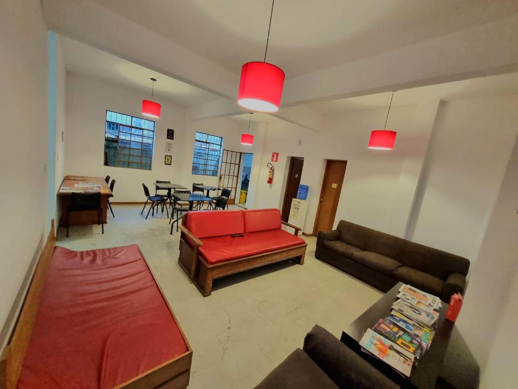 Una sala de estar con sofás y una mesa y sillas. en Cool Living Hostel - Praça da Liberdade, en Belo Horizonte