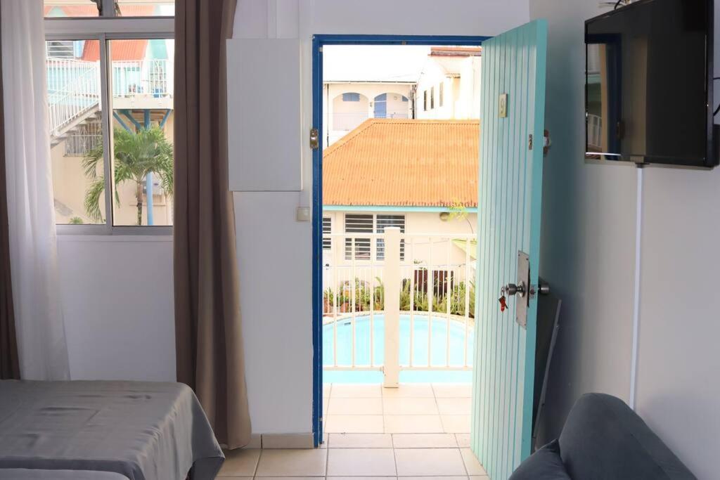 Bazén v ubytování Studio piscine 3 îlets nebo v jeho okolí