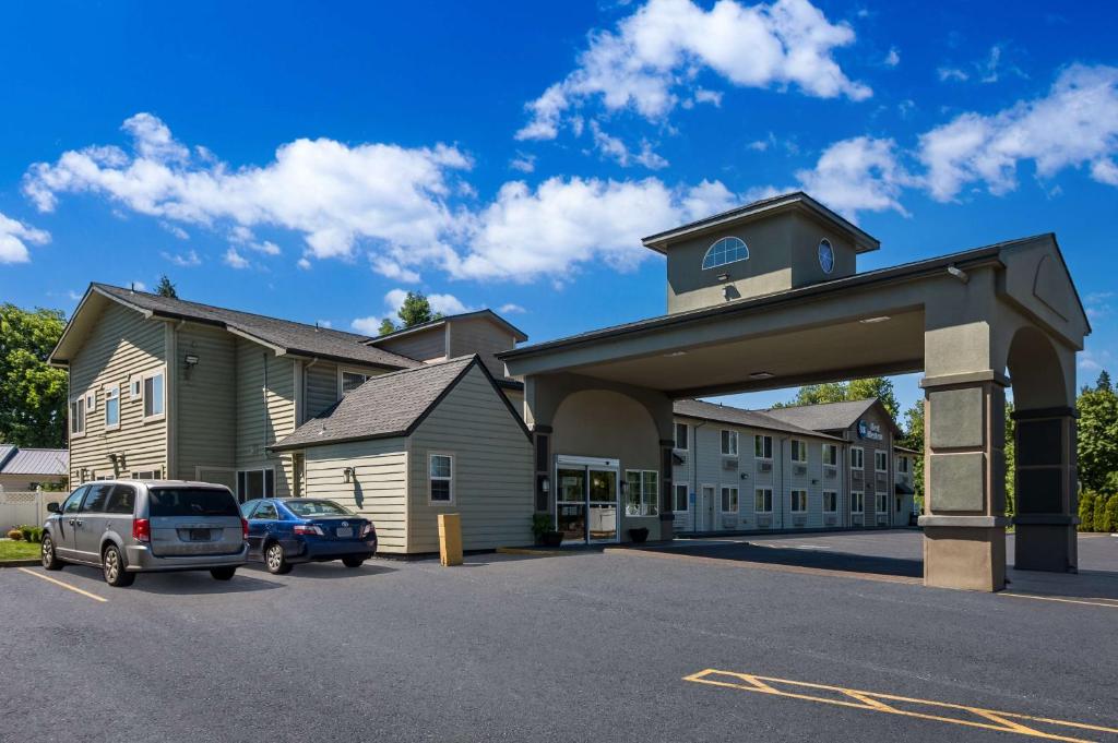 a building with a car parked in a parking lot at Best Western Cottage Grove Inn in Cottage Grove