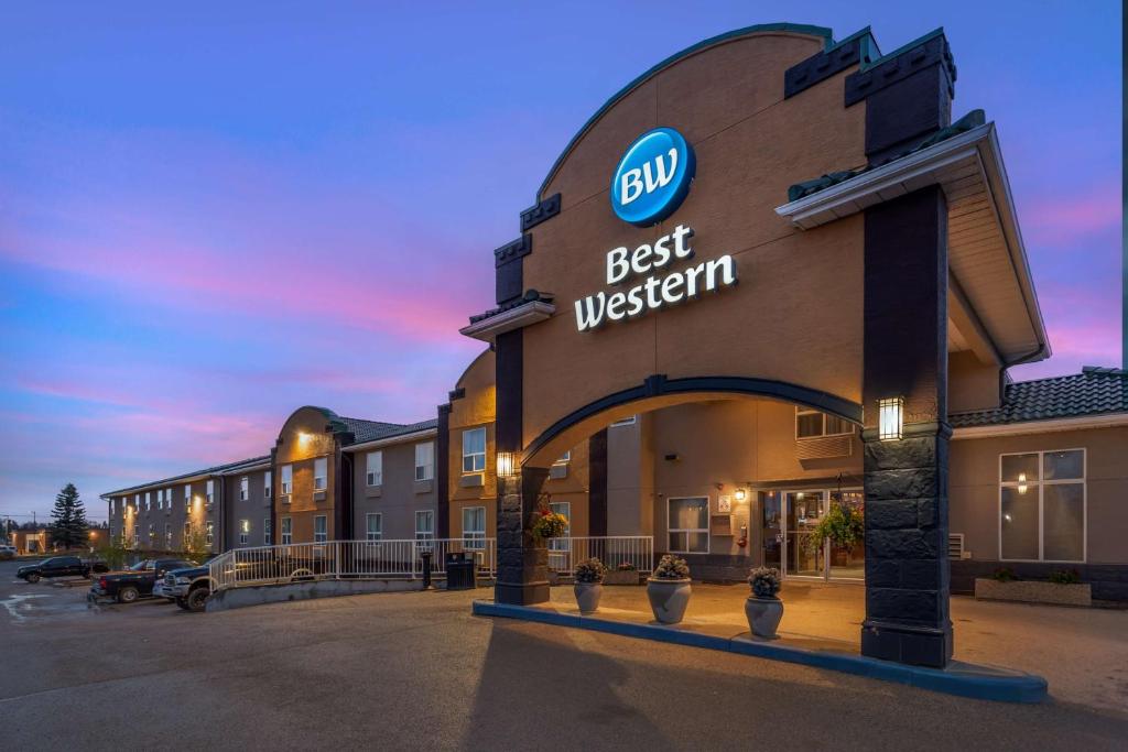 a hotel with a sign that reads best western at Best Western Strathmore Inn in Strathmore