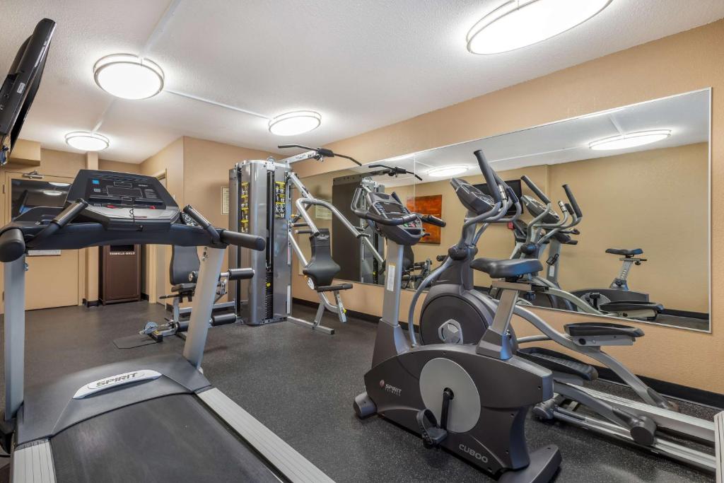 Fitness centrum a/nebo fitness zařízení v ubytování Best Western Strathmore Inn