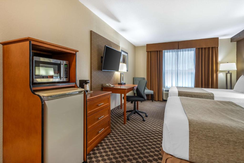 Postel nebo postele na pokoji v ubytování Best Western Strathmore Inn