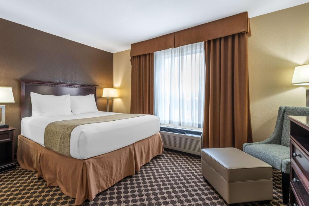 Postel nebo postele na pokoji v ubytování Best Western Strathmore Inn