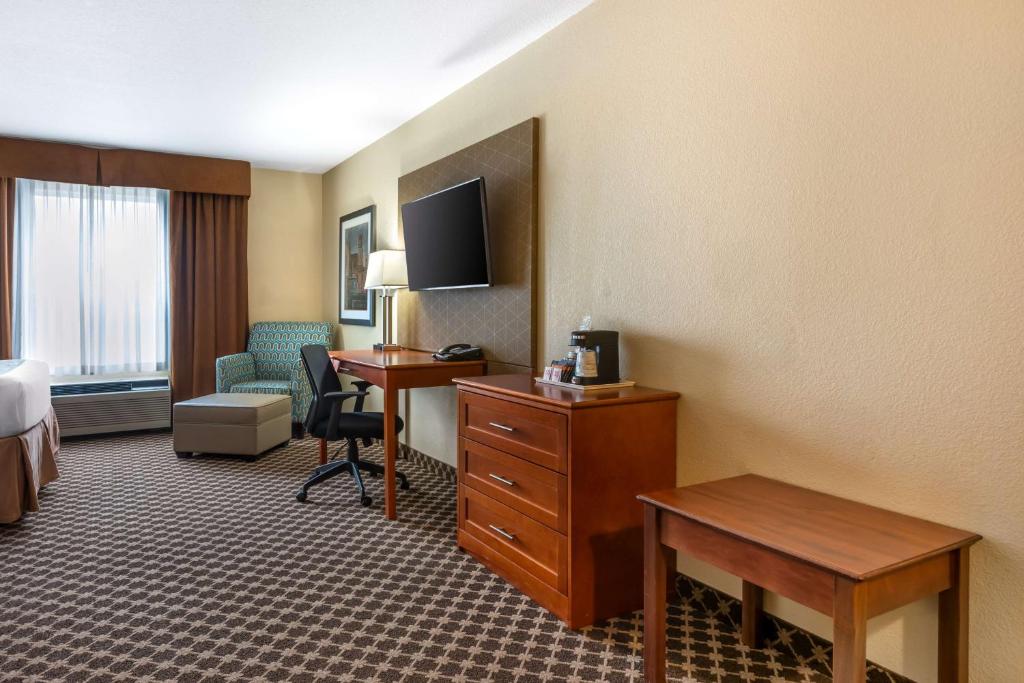 TV a/nebo společenská místnost v ubytování Best Western Strathmore Inn