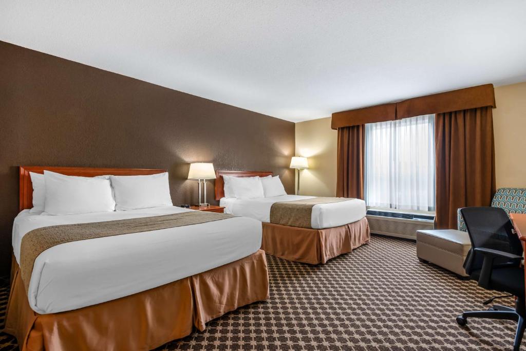 Postel nebo postele na pokoji v ubytování Best Western Strathmore Inn