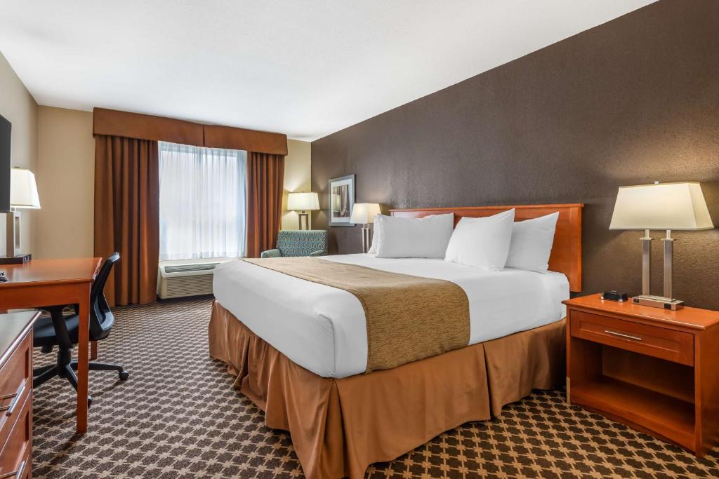 Postel nebo postele na pokoji v ubytování Best Western Strathmore Inn
