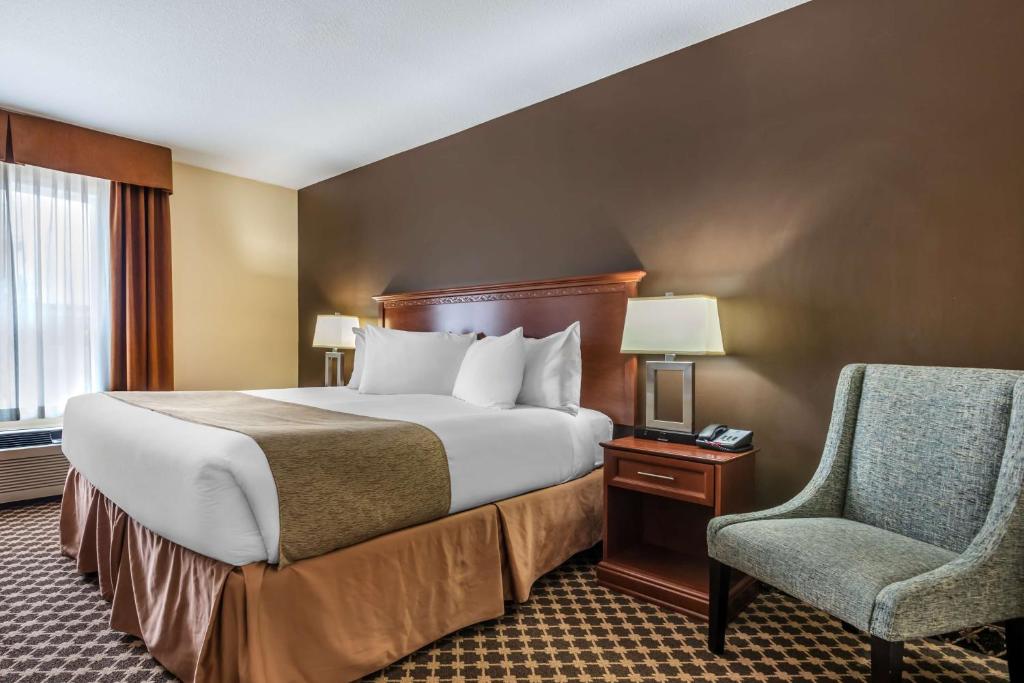 Postel nebo postele na pokoji v ubytování Best Western Strathmore Inn