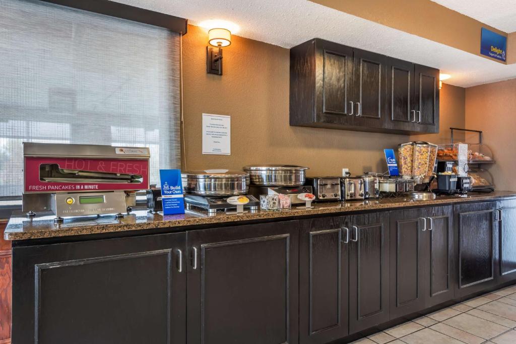 Kuchyň nebo kuchyňský kout v ubytování Best Western Strathmore Inn
