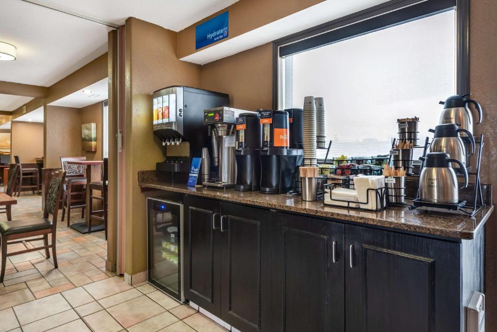 Kuchyň nebo kuchyňský kout v ubytování Best Western Strathmore Inn
