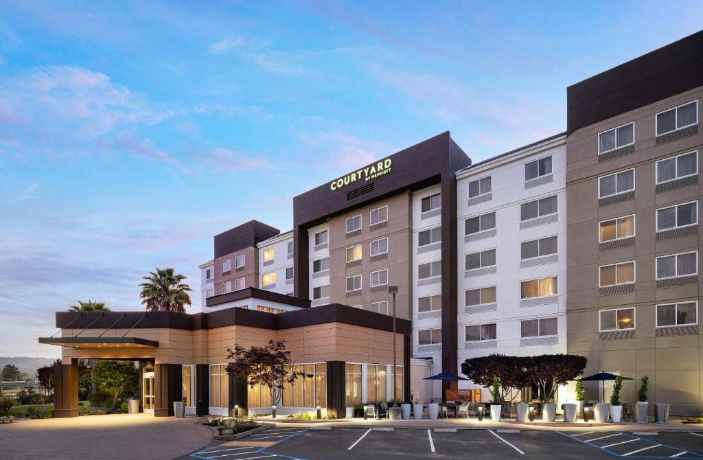 rendering hotelu z parkingiem w obiekcie The Bayshore Hotel San Francisco Airport - Burlingame w mieście Burlingame