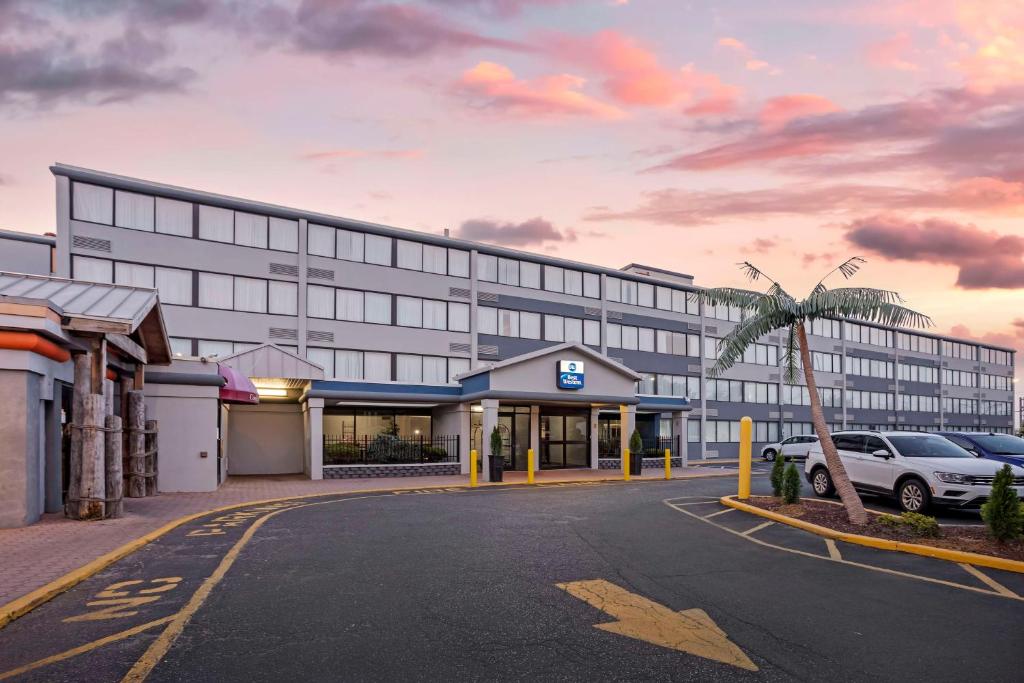 um parque de estacionamento vazio em frente a um edifício em Best Western Rutgers University Hotel em East Brunswick