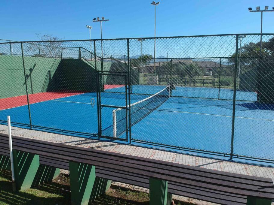Tenis a/nebo squash v ubytování Condomínio Resort Ilhas do Caribe nebo okolí