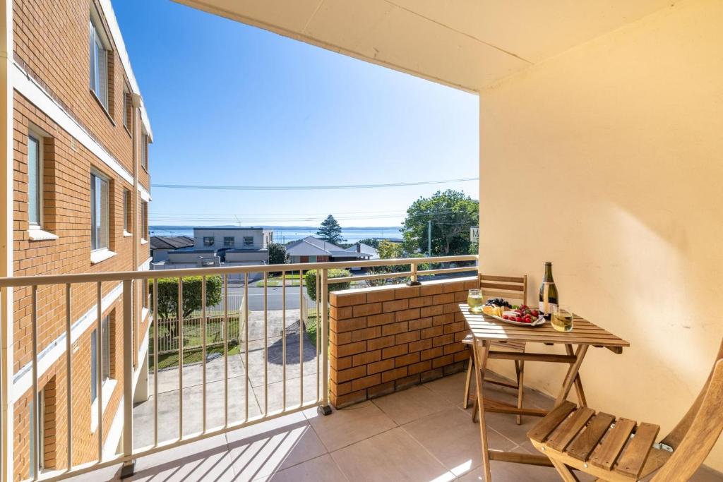 Balkón nebo terasa v ubytování Yarramundi, 7-47 Magnus St - spectacular views in the heart of Nelson Bay