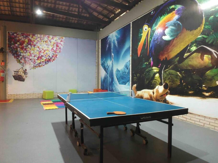 Stolní tenis v ubytování Condomínio Resort Ilhas do Caribe nebo okolí