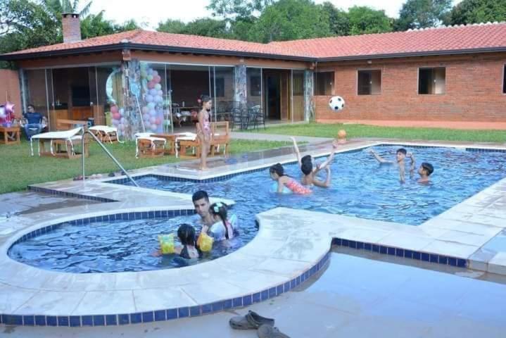 Quinta Dulce Morada في Capiatá: مجموعة اطفال يلعبون في المسبح