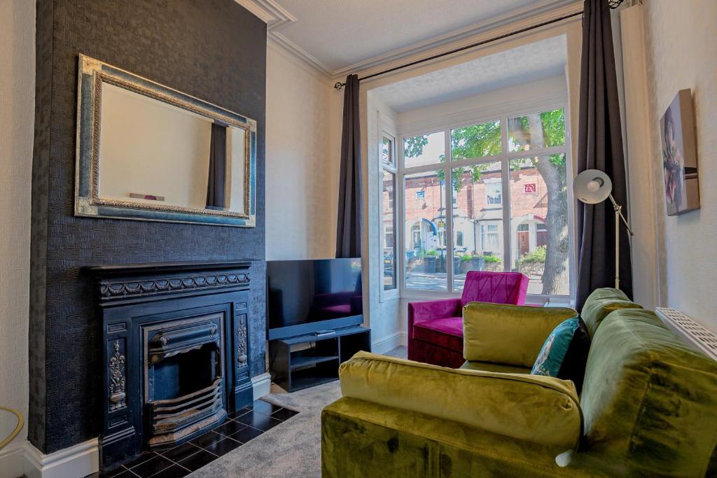 Una sala de estar con un sofá y una chimenea. en Host & Stay - Somerset Road House, en Birmingham