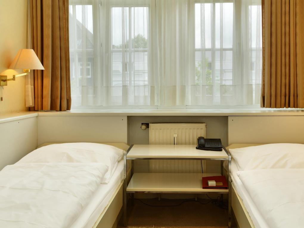 Postel nebo postele na pokoji v ubytování Hotel Bellmoor im Dammtorpalais