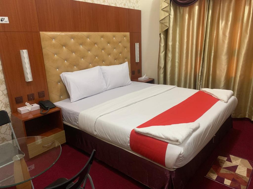 Postel nebo postele na pokoji v ubytování Parasol Hotel