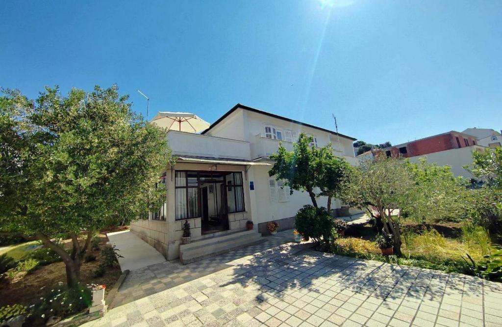 Apartments with parking space Rab - 23298