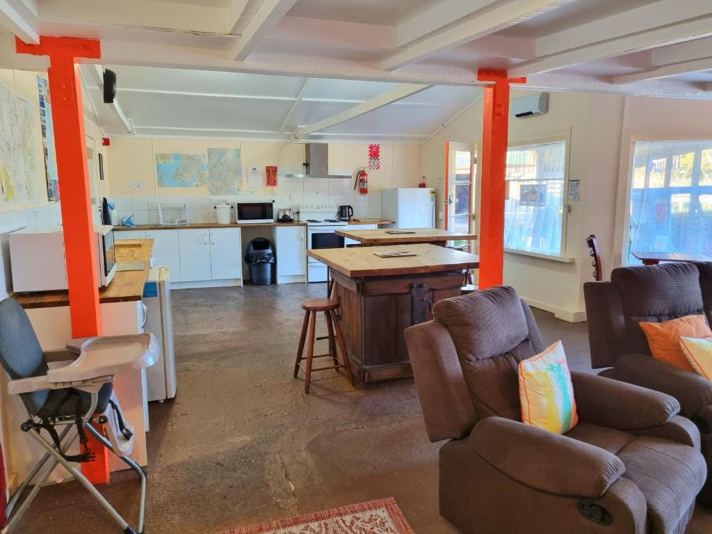 eine Küche mit orangefarbenen Säulen in einem Zimmer in der Unterkunft Flat Hills Tourist Park in Ruahine