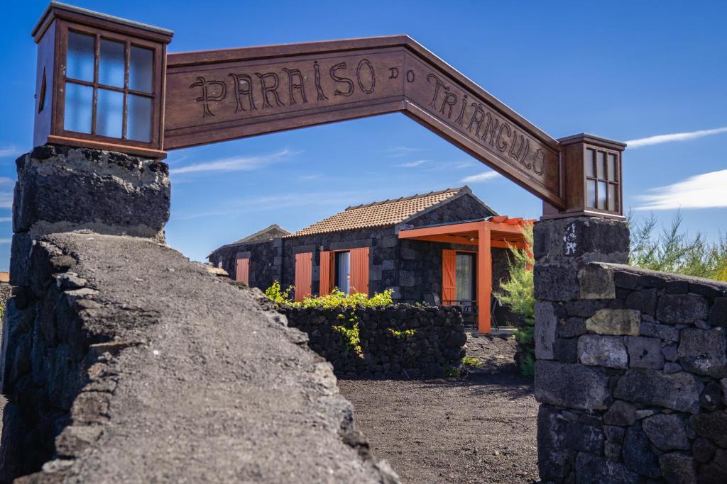 a sign for the entrance to a house at Paraíso do Triângulo in Lajido