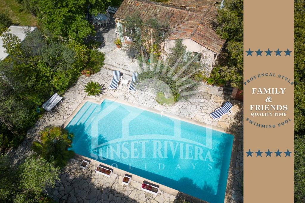 une vue aérienne d'une maison avec piscine dans l'établissement LA LEZARDIERE Villa for 6 By Sunset, à Le Tignet