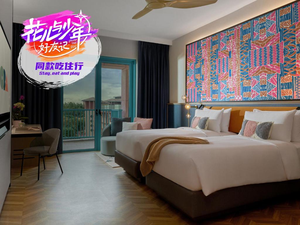 una habitación de hotel con una cama grande y un cartel en Resorts World Sentosa - Hotel Ora, en Singapur