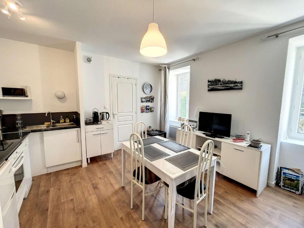 une cuisine et une salle à manger avec une table et des chaises dans l'établissement Appartement cosy avec ascenseur à 150m de la plage et casino, wifi gratuit - FR-1-361-330, à Granville