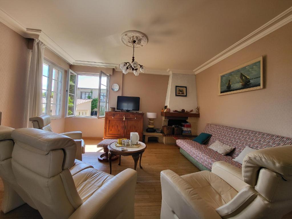 Photo de la galerie de l'établissement Maison familiale 3 chambres proche mer à Saint Brévin - FR-1-364-106, à Saint-Brévin-les-Pins