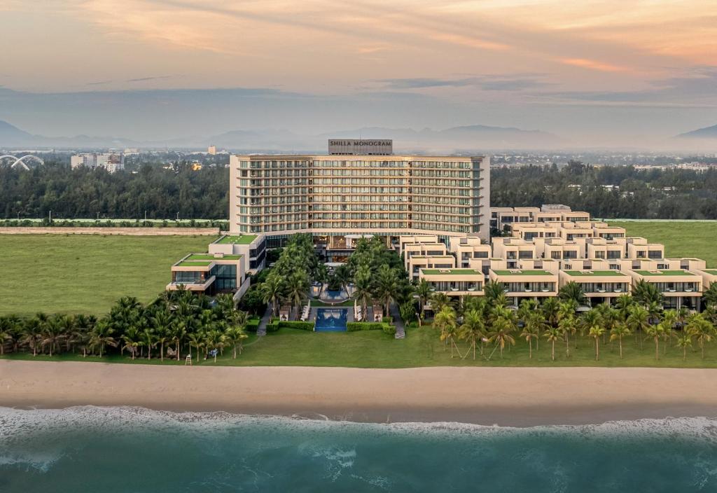 uma vista aérea do resort a partir da praia em Shilla Monogram Quangnam Danang em Hoi An