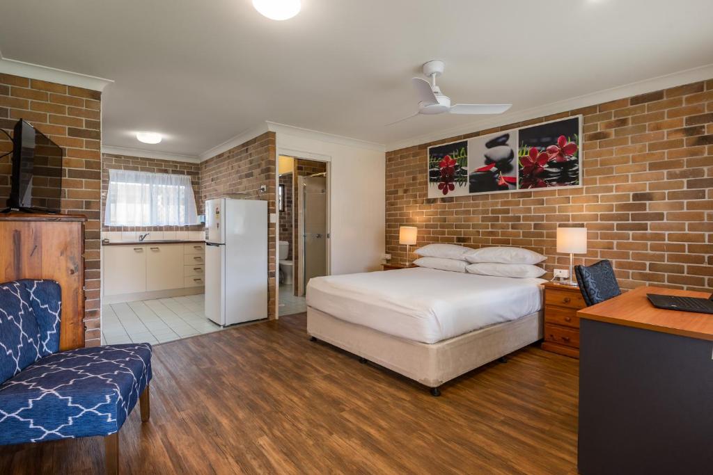 Postel nebo postele na pokoji v ubytování Sunshine Coast Airport Motel