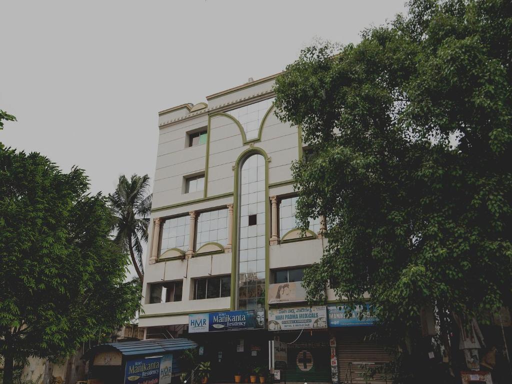 un edificio blanco con un arco en el costado en SPOT ON Hotel Manikanta Residency, en Visakhapatnam