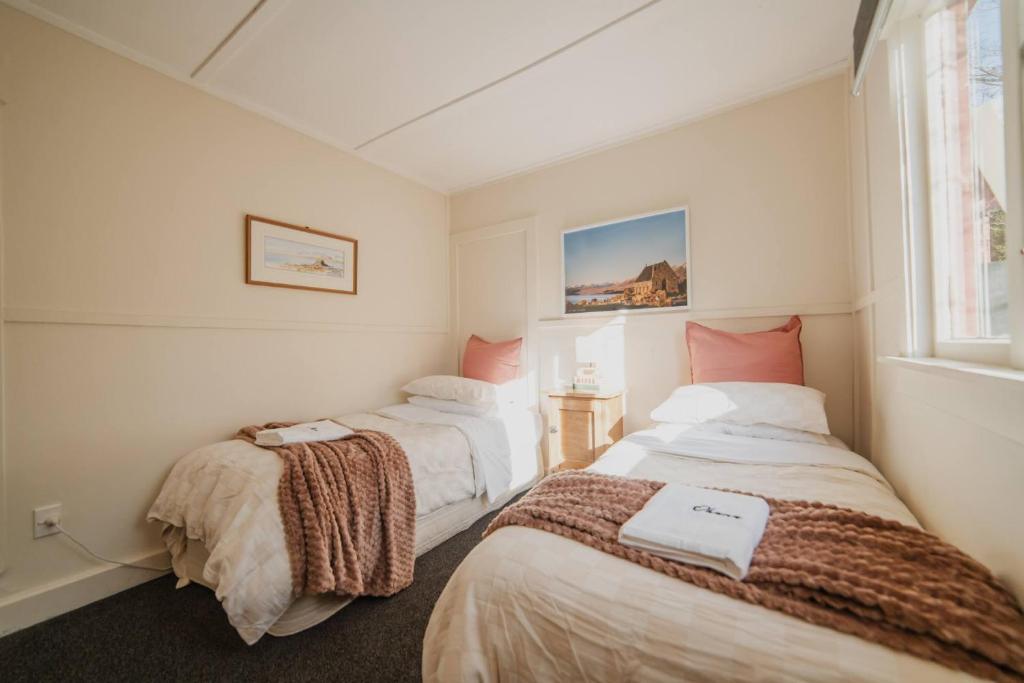 Postel nebo postele na pokoji v ubytování Lake Tekapo Cottages