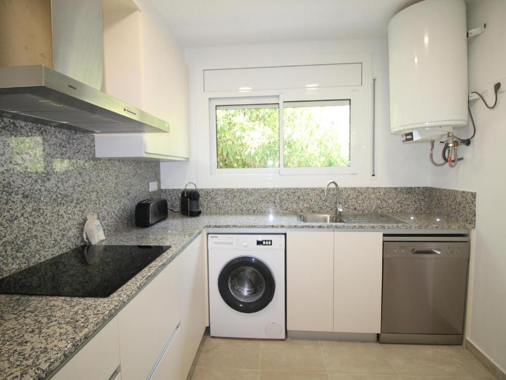 Kuchyň nebo kuchyňský kout v ubytování V. FANÉ ESQ - Casa con jardín y vista mar en Llançà acabada de reformar - ES-228-10
