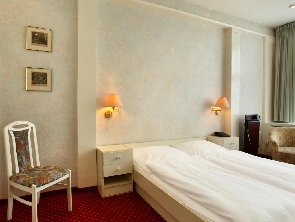 Postel nebo postele na pokoji v ubytování Hotel Bellmoor im Dammtorpalais
