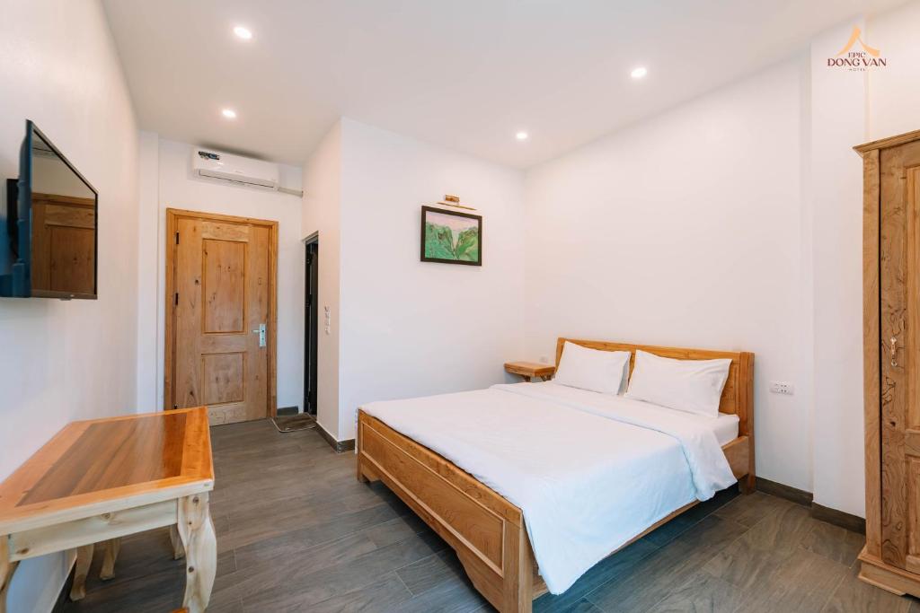 Postel nebo postele na pokoji v ubytování Epic Đồng Văn Hotel