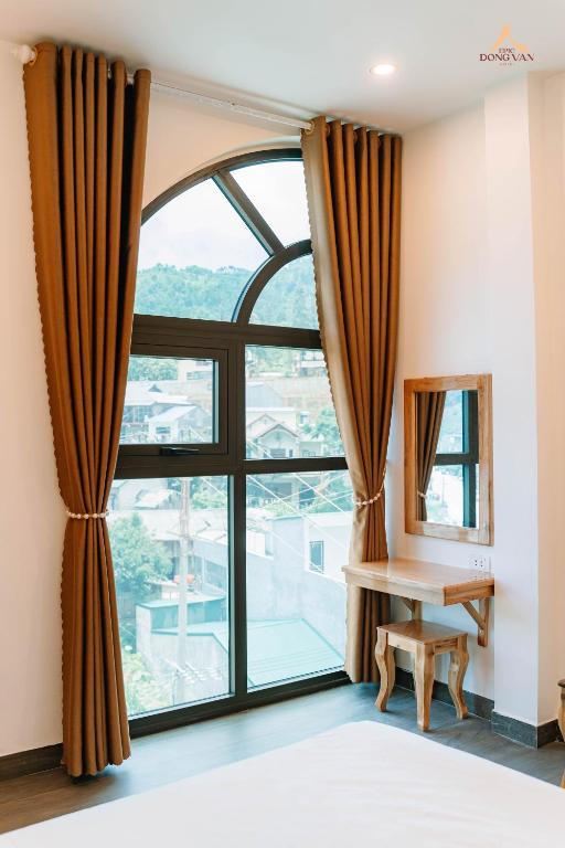 Postel nebo postele na pokoji v ubytování Epic Đồng Văn Hotel