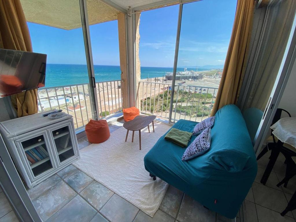 un salon avec un canapé et une vue sur l'océan dans l'établissement Grand Studio 2 Pers, Vue Mer, Parking Privé - FR-1-81-616, au Barcarès