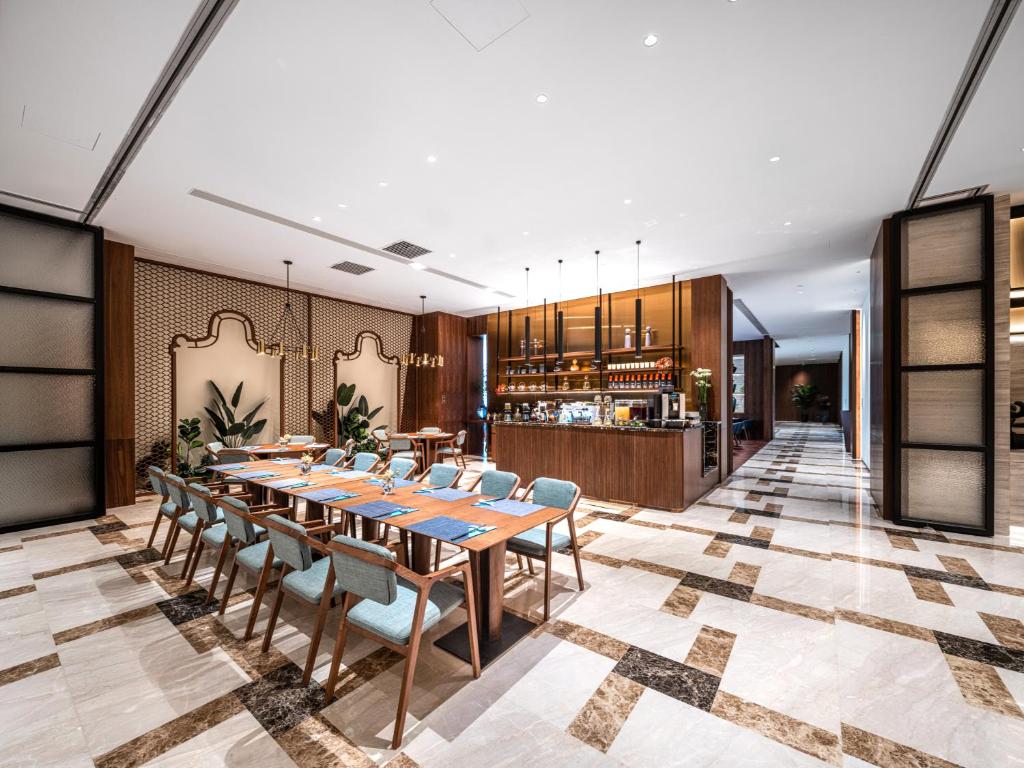 Kuchyň nebo kuchyňský kout v ubytování SSAW Boutique Hotel Foshan Qiandeng Lake