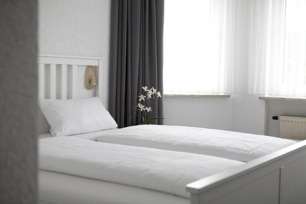 Postel nebo postele na pokoji v ubytování Hotel Asslar