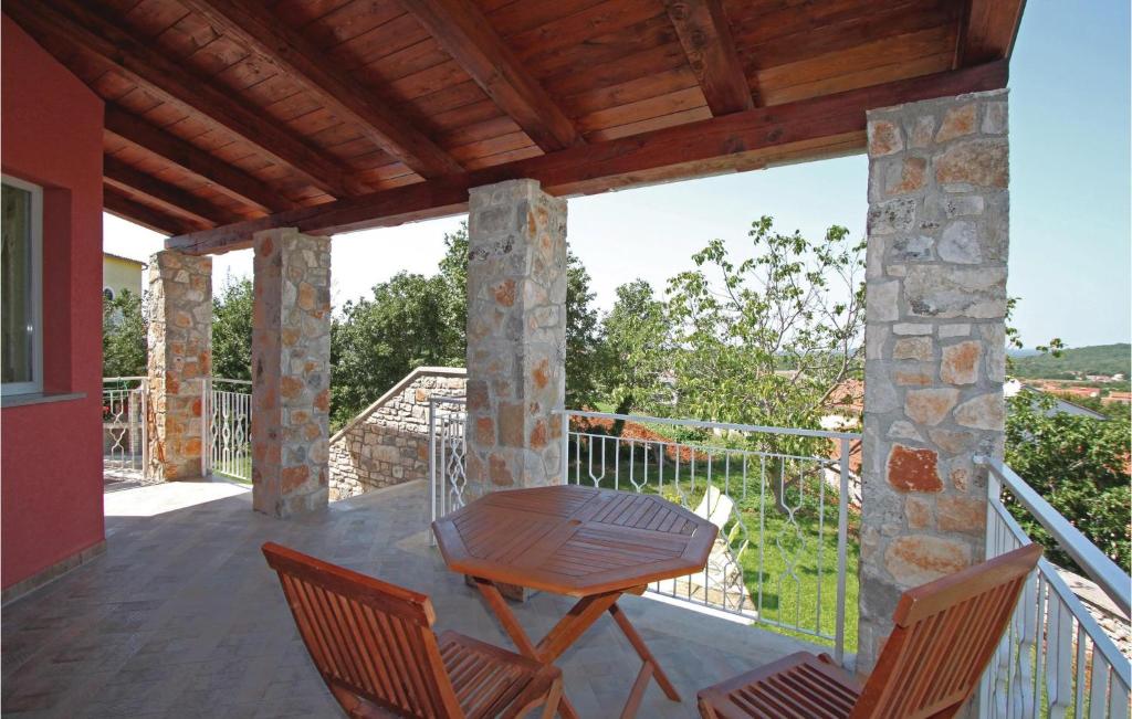 patio ze stołem i krzesłami na balkonie w obiekcie Beautiful Apartment In Rovinj With Wifi w mieście Rovinjsko Selo