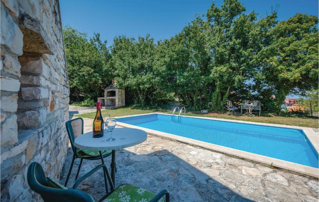 Basen w obiekcie Beautiful Apartment In Rovinj With Wifi lub w pobliżu