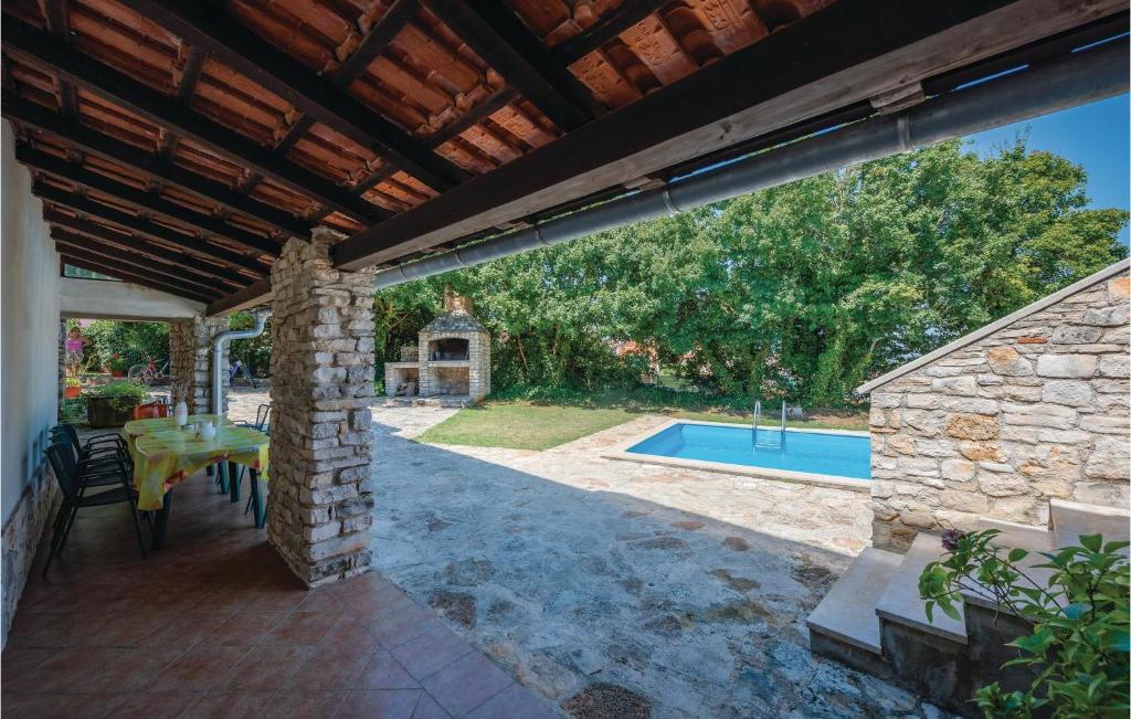 Basen w obiekcie Beautiful Apartment In Rovinj With Wifi lub w pobliżu