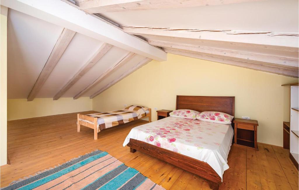 Łóżko lub łóżka w pokoju w obiekcie Beautiful Apartment In Rovinj With Wifi