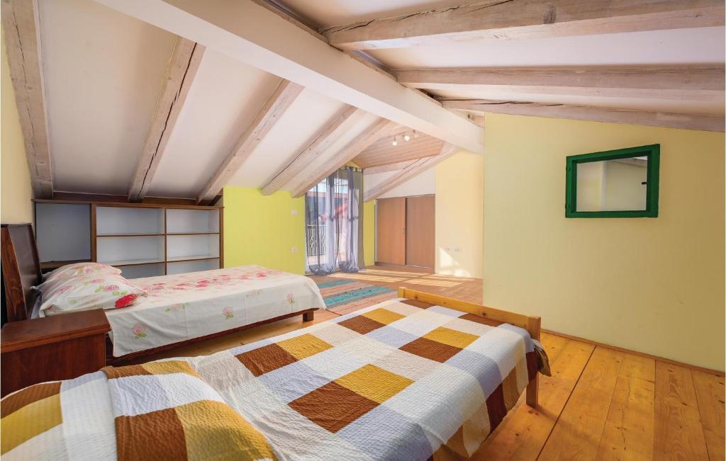 Łóżko lub łóżka w pokoju w obiekcie Beautiful Apartment In Rovinj With Wifi