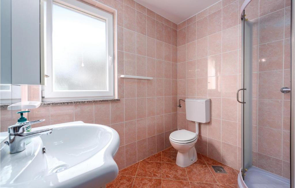 Łazienka w obiekcie Beautiful Apartment In Rovinj With Wifi