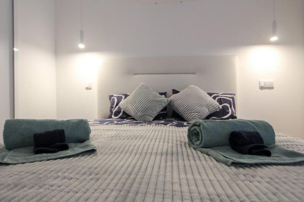 Giường trong phòng chung tại Private Beach Villa with Pool